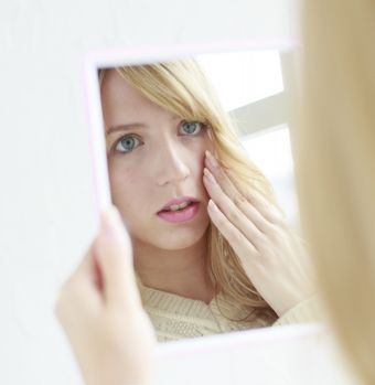 顔のたるみを無くす簡単エクササイズとは 美容整形なら銀座マイアミ美容外科