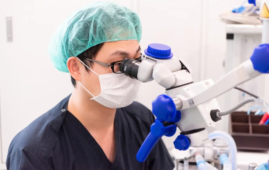 眼科手術用の顕微鏡を使用