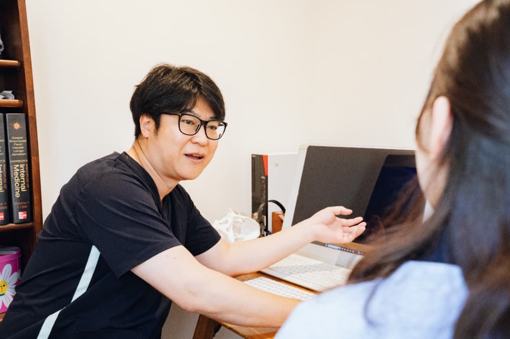 診察の様子を説明する丸山院長