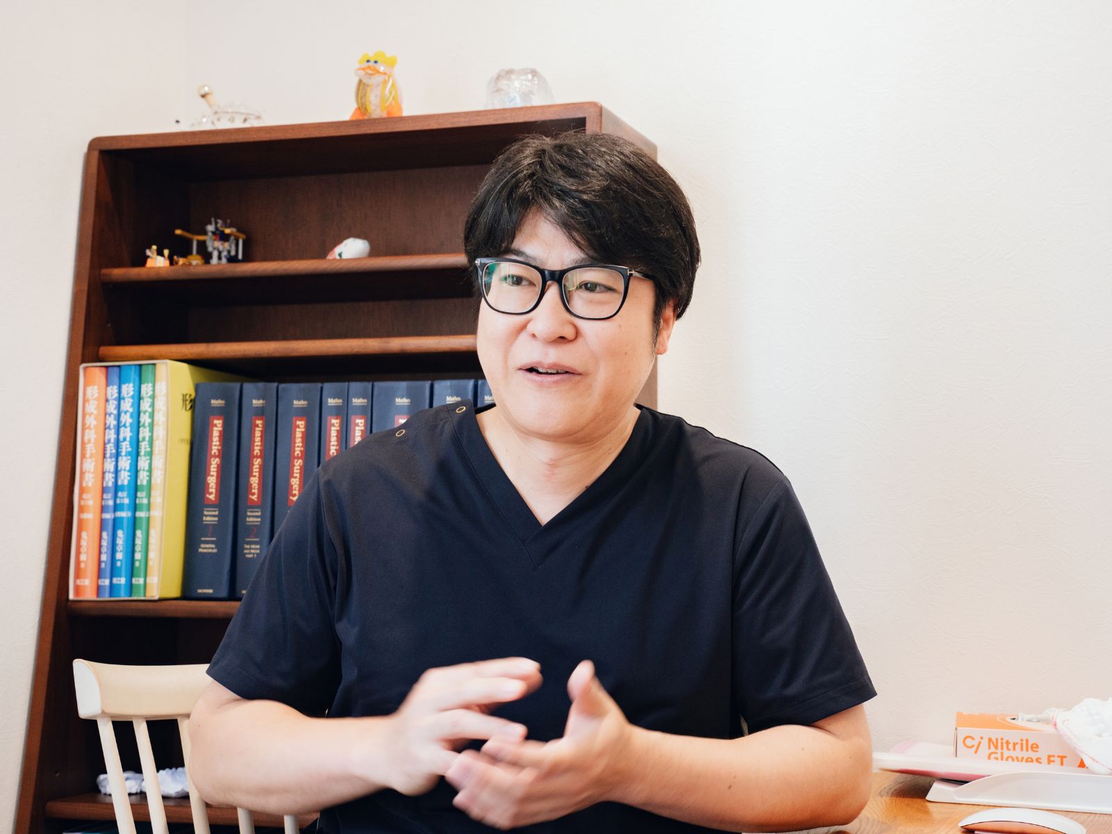診察の様子を説明する丸山院長